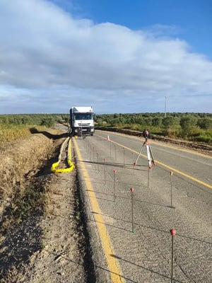 intervenção com injeções de resinas expansivas Uretek Geoplus para consolidar o terreno da plataforma de uma estrada provincial
