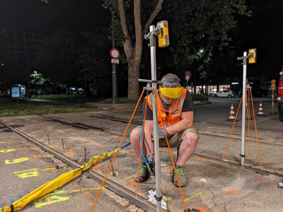 Injeção de resina no terreno de fundação enquanto a intervenção é monitorizada com um sistema laser de alta precisão