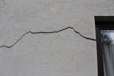 Fenda na parede de uma casa