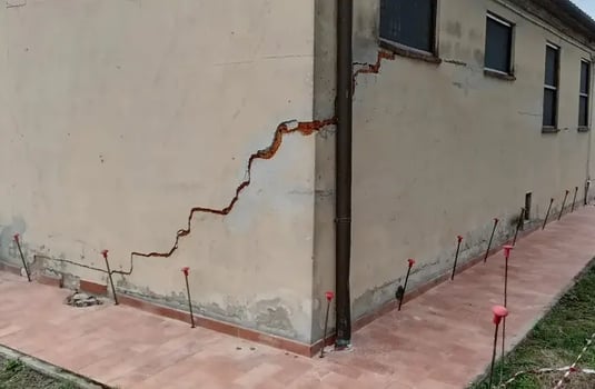 fissuras for um assentamento do terreno de fundação