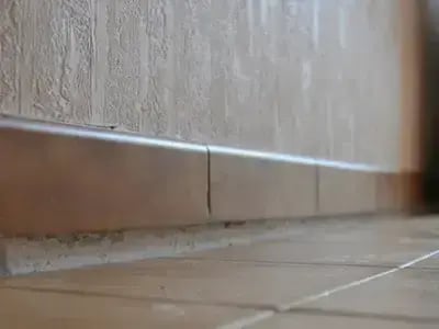 abatimento de pavimento e rodapé na sua posição original, mostrando o abatimento