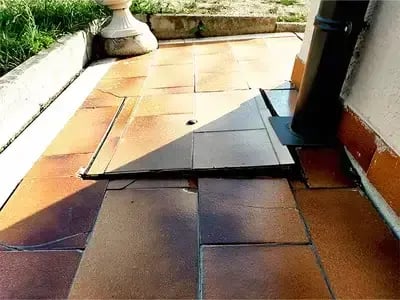 pavimento desnivelado devido a problemas no terreno de fundação