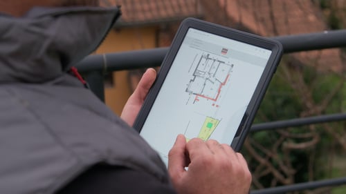 técnico da Uretek comprova a planta de uma habitação onde se encontram marcadas as zonas onde se deve realizar a intervenção