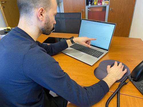 técnico da Uretek em frente a um computador a estudar um caso para ver qual é a melhor forma de intervir