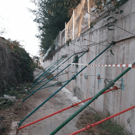 Fissuras em muro de contenção de jardim devido ao movimento do terreno