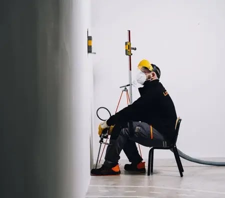 Colaborador da Uretek a injetar resina no terreno de fundação para melhorar a capacidade de carga do solo
