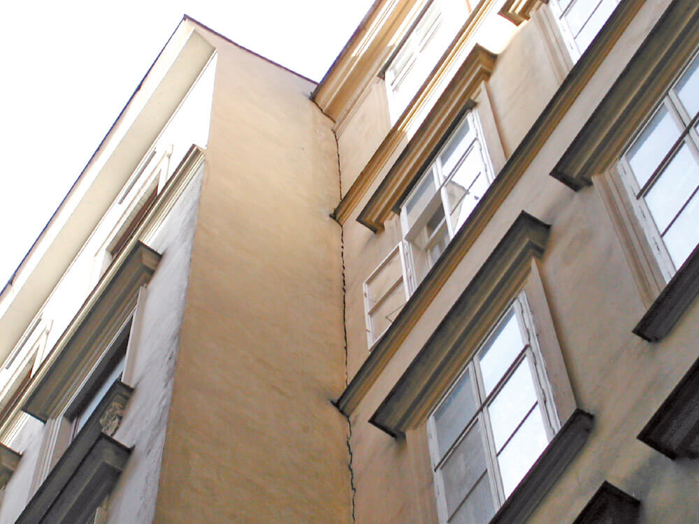 Fissuras na fachada do edifício