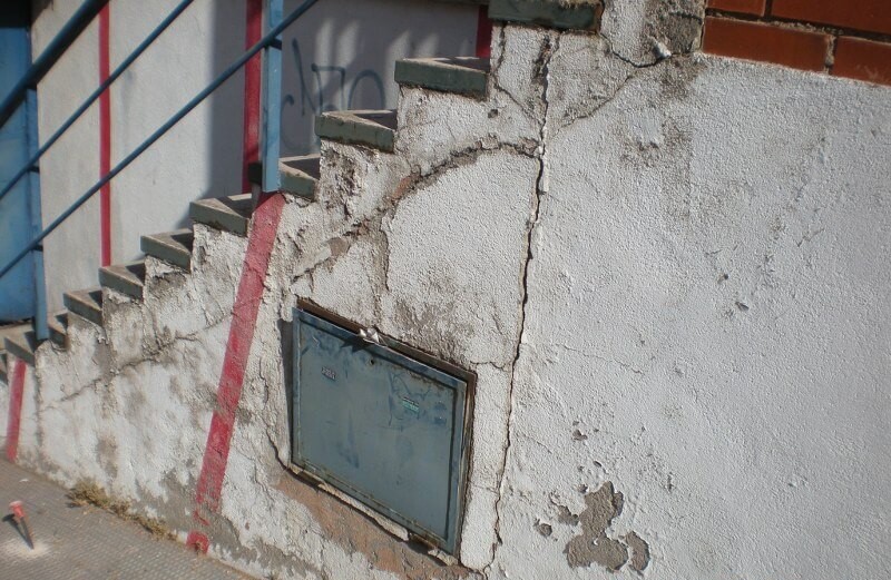 fenda nas escadas