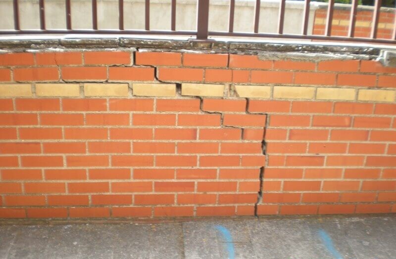 fissuras na fachada exterior do edifício