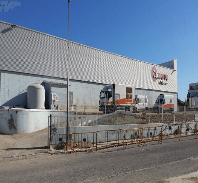 fachada de um armazém industrial