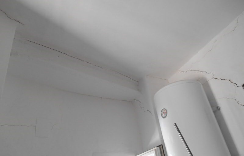 fissuras nas paredes no interior da habitação