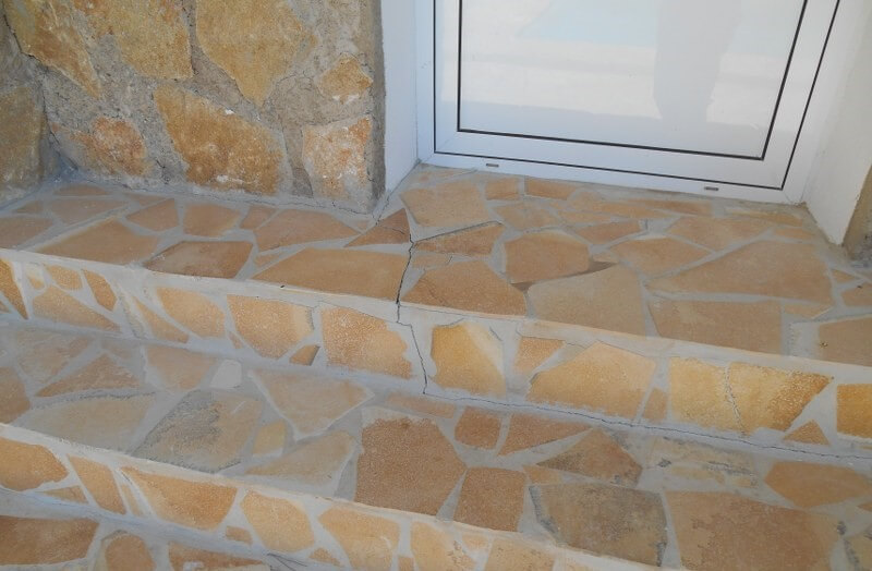 fissuras nas escadas de acesso à habitação