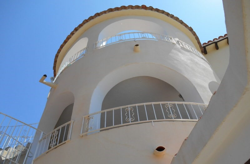 fissuras na fachada da habitação