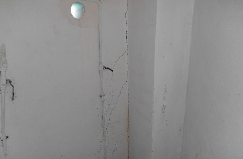 fenda que atravessa a parede interior da habitação