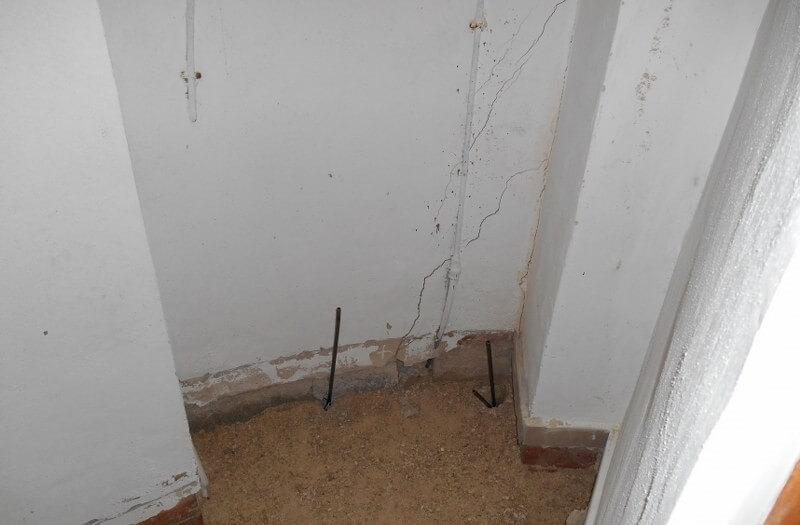 inserção dos tubos de injeção no interior da habitação