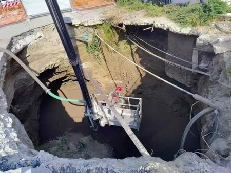 Operário da Uretek a entrar no interior da cavidade