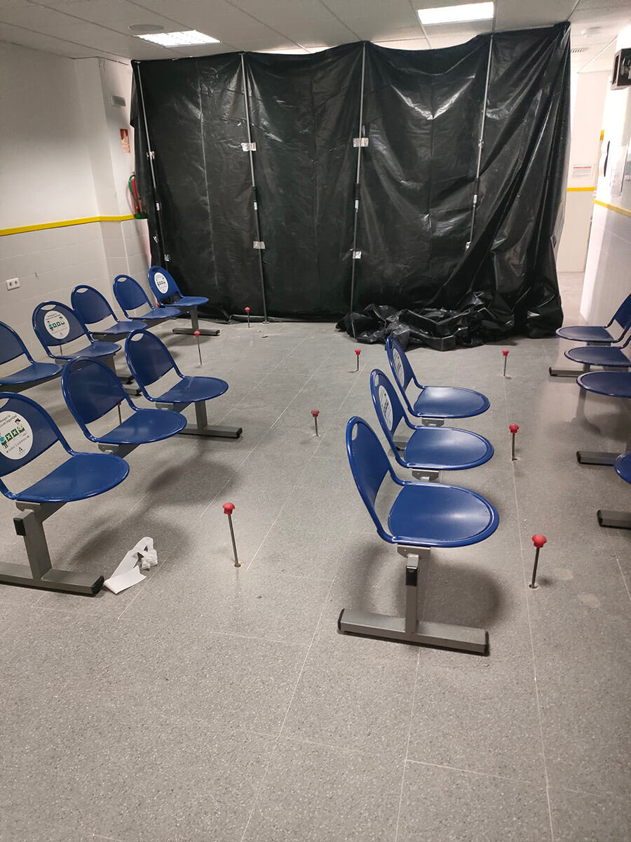 Pontos de injeção de resina numa das salas de espera