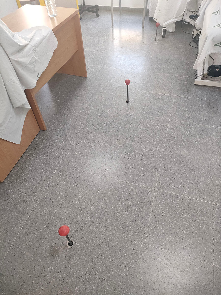 Pontos de injeção de resina no interior de um dos escritórios