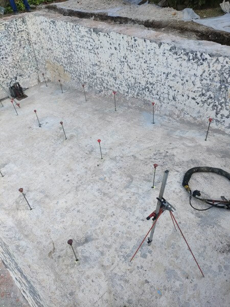 Injeções de resina no poço da piscina