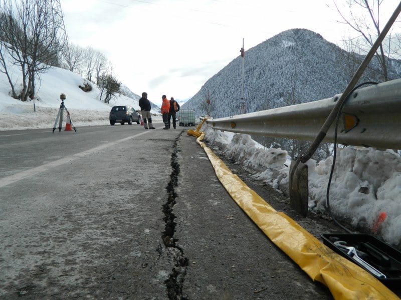 Rachadura na estrada