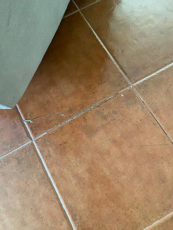 Fissuras nos ladrilhos do chão
