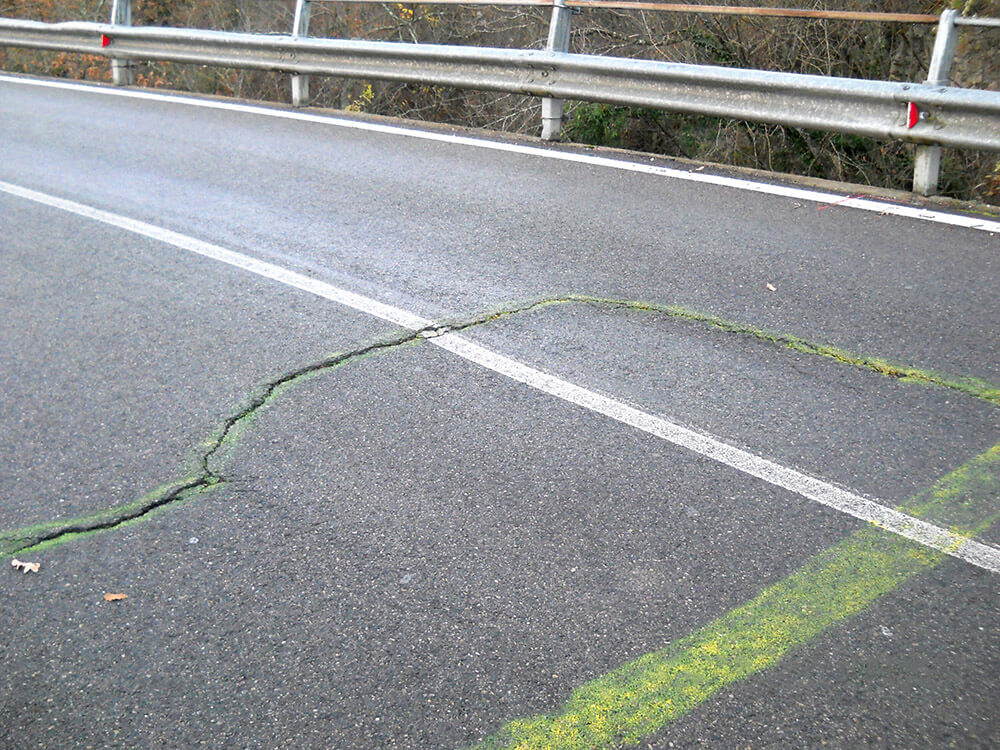 Rachadura no pavimento da estrada