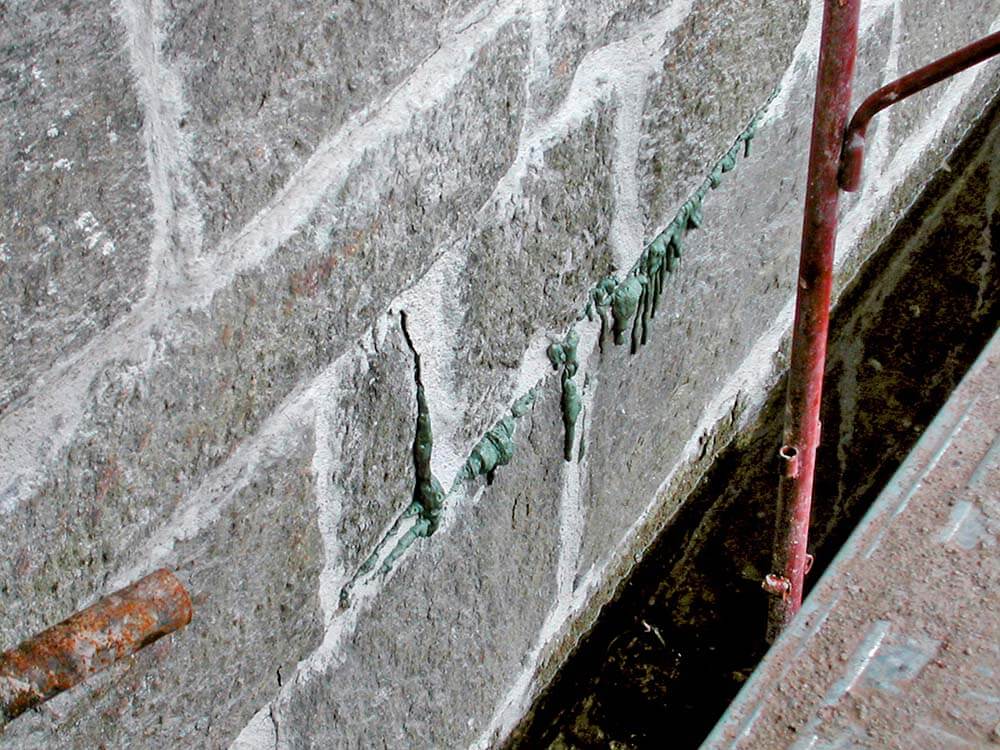 Resina no muro da ponte