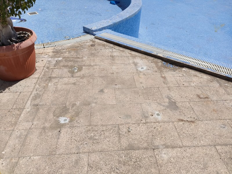 perfurações seladas na praia da piscina