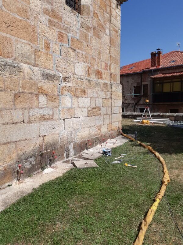 Injecções de resina na fachada da igreja