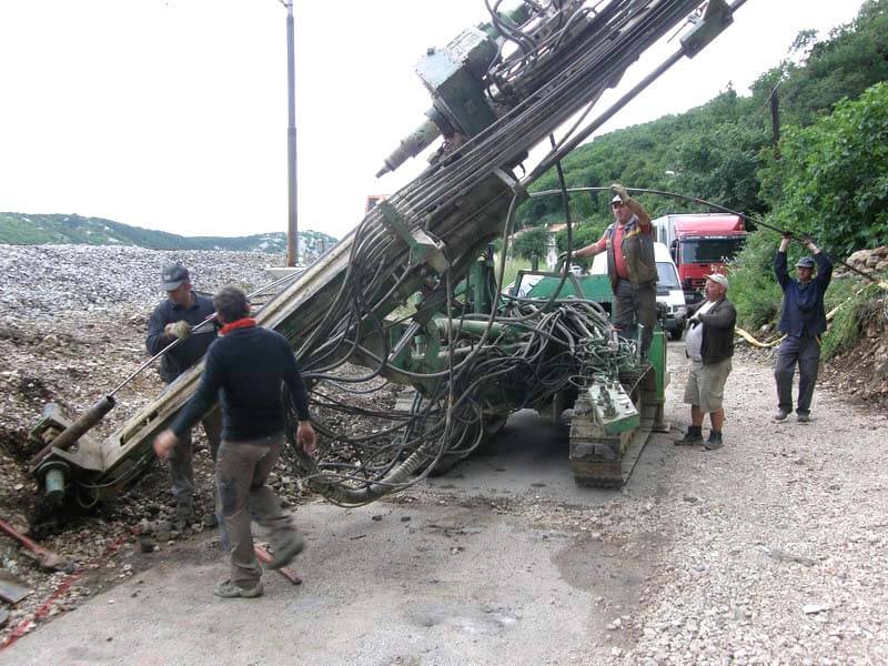 Consolidação do solo de fundação de um aterro ferroviário