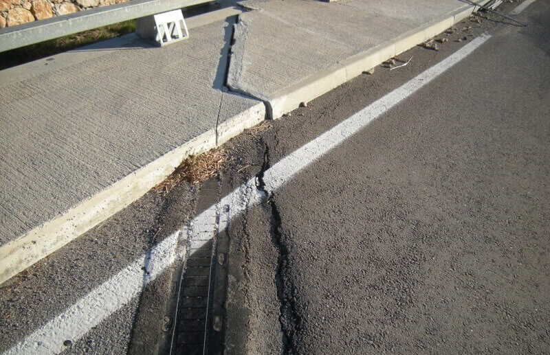 Fissura no pavimento da estrada