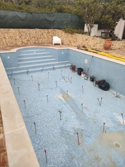 Injecções de resina no interior da piscina