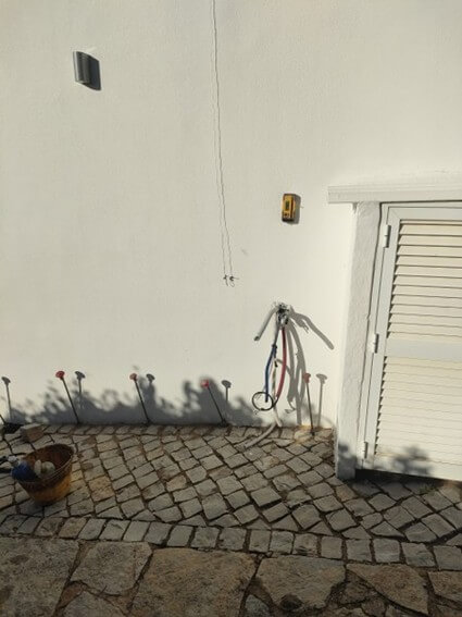 Injecções de resina no exterior da casa