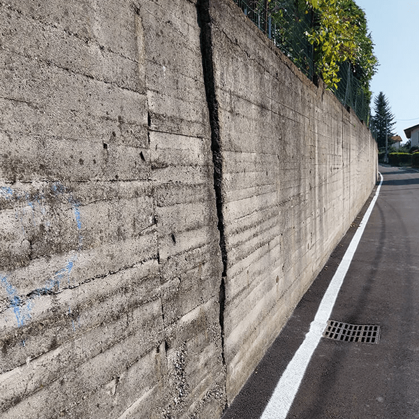 Muro de contenção de terras deformado ou com fissuras