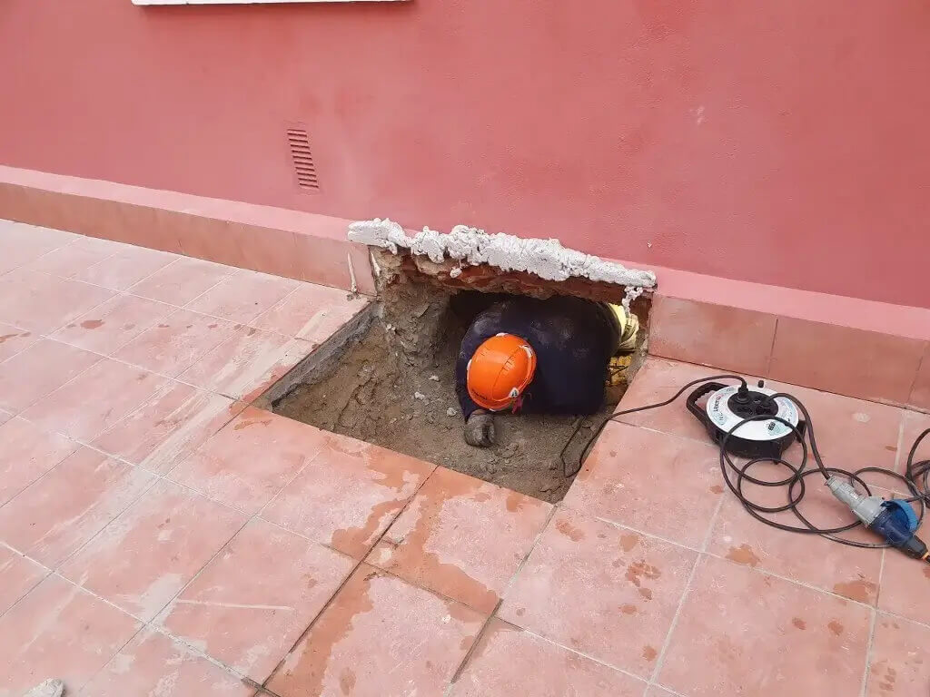 Entrada para o interior da laje sanitária
