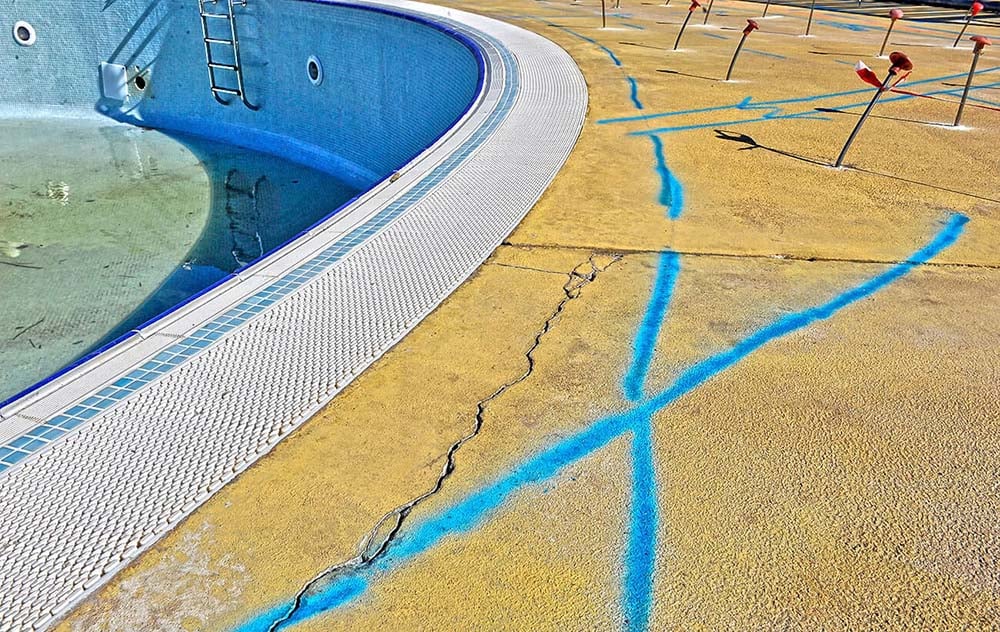 Levantar o pavimento de uma piscina